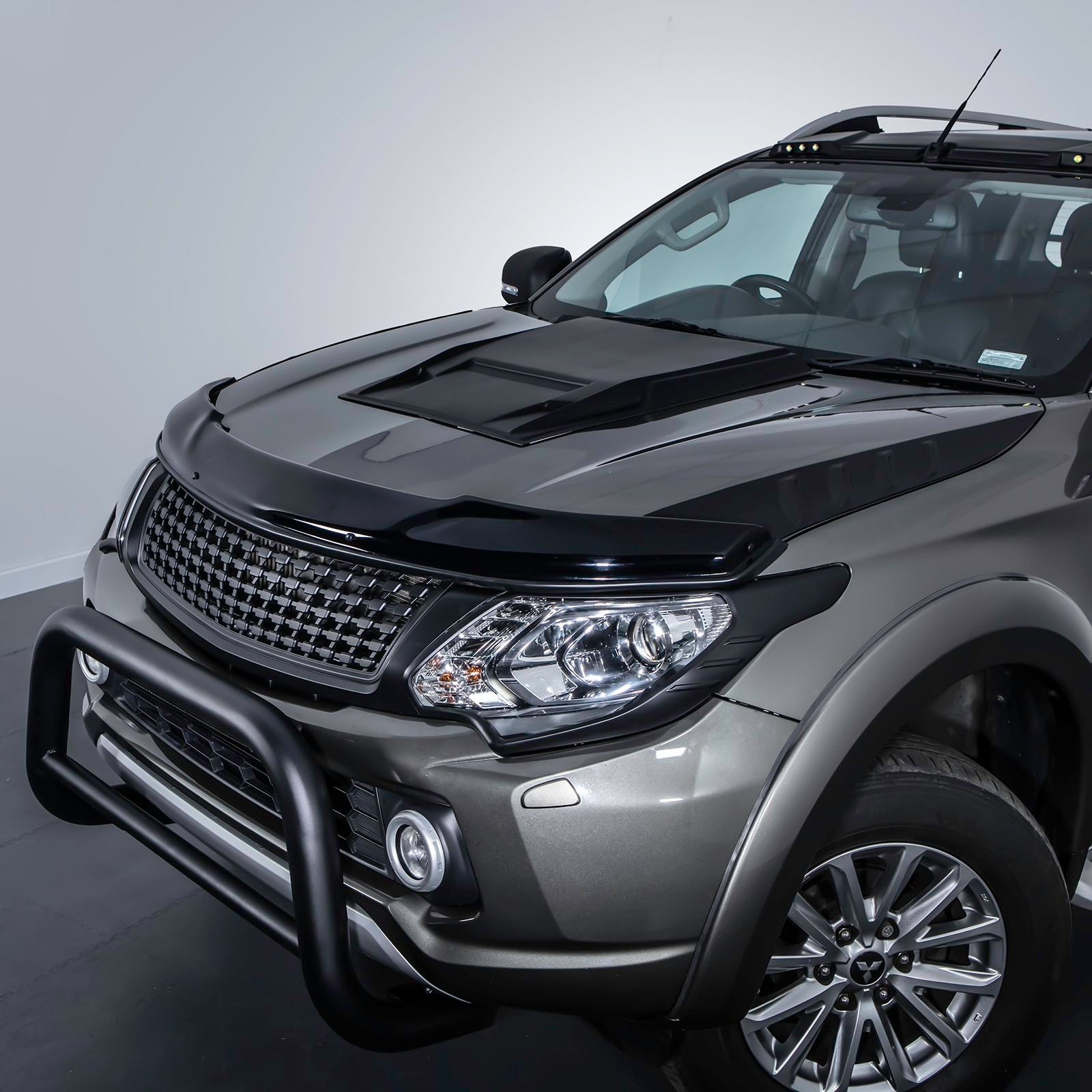Mitsubishi L200 Triton 15-18 Black Bonnet Guard Protector
