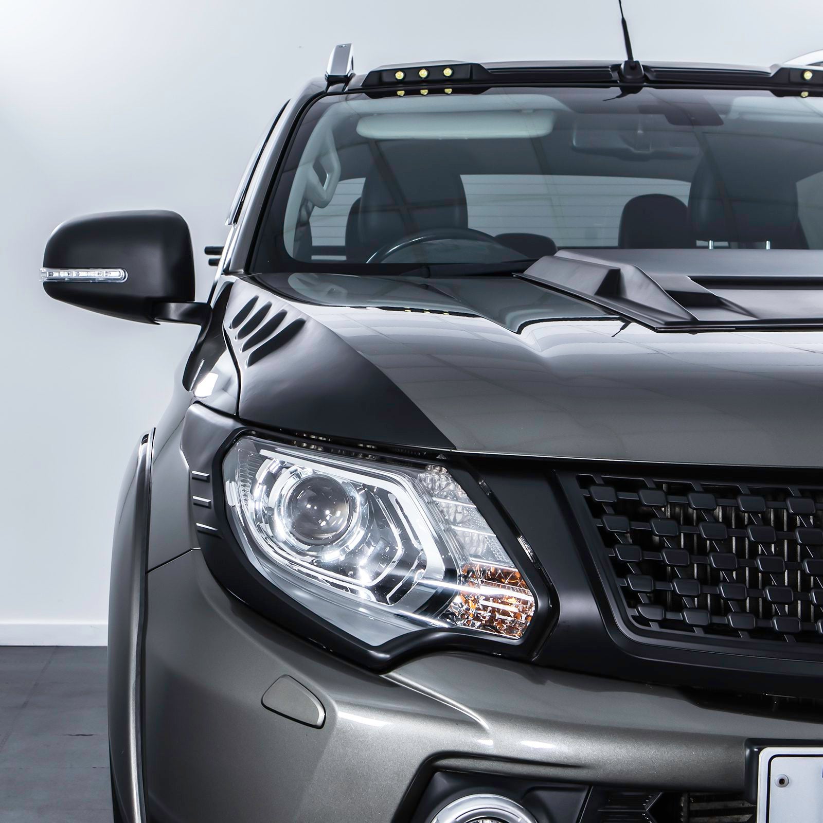 Mitsubishi L200 Triton 15-18 Matte Black Side Bonnet Vent Covers