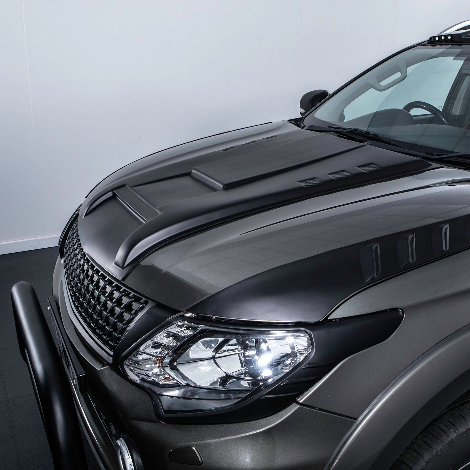 Mitsubishi L200 Triton 15-18 Matte Black Bonnet Vent Cover