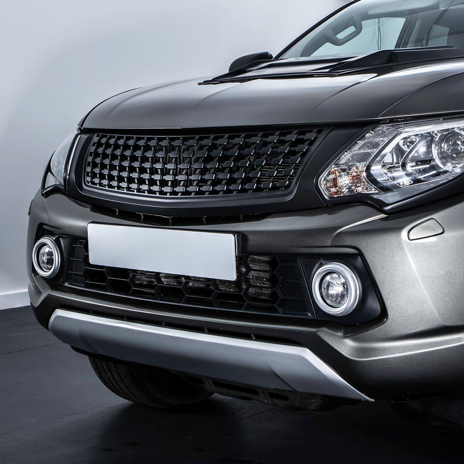 Mitsubishi L200 Triton Series 5 15-18 Badgeless Black Grille