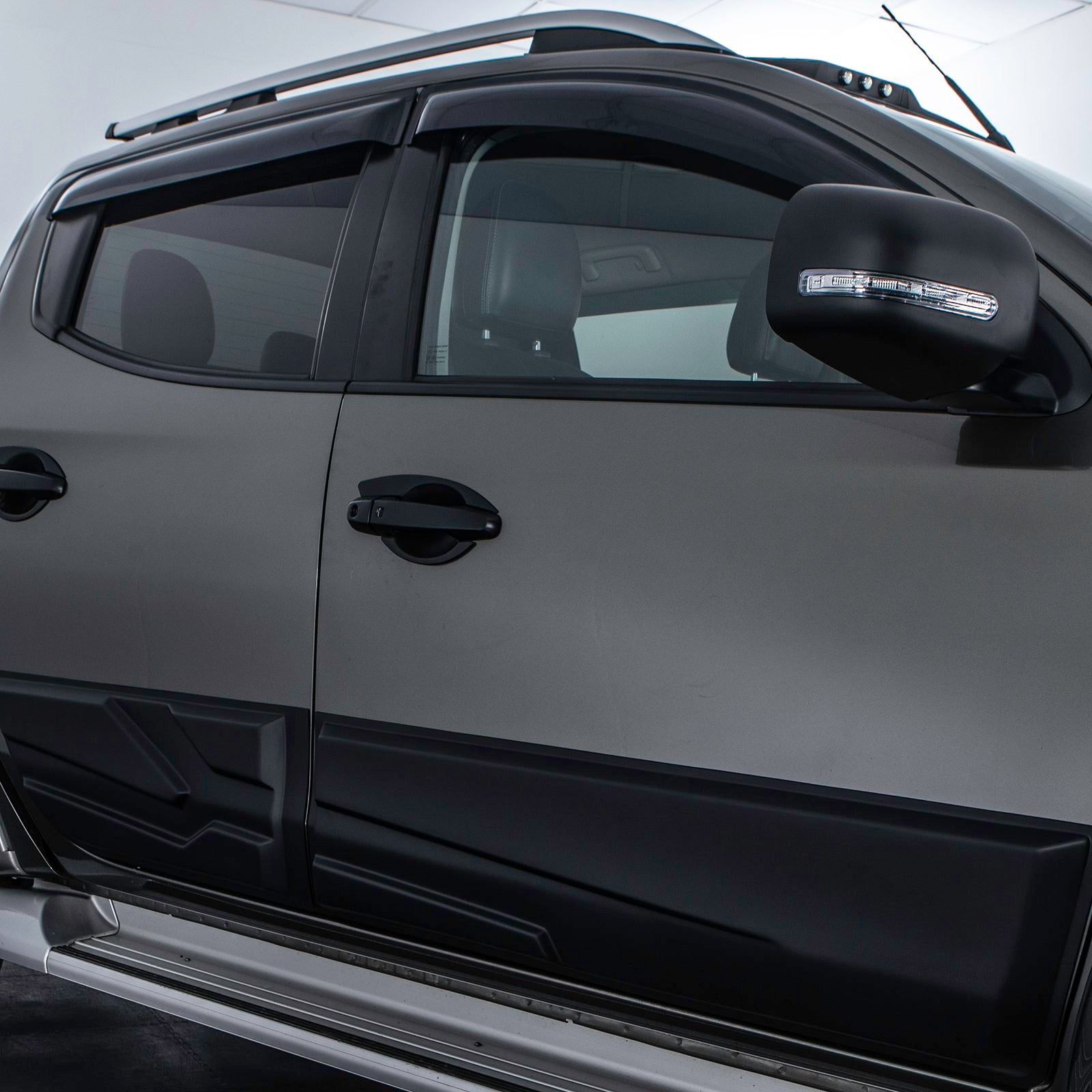 Mitsubishi L200 Triton Double Cab 15-19 Black Wind Deflectors