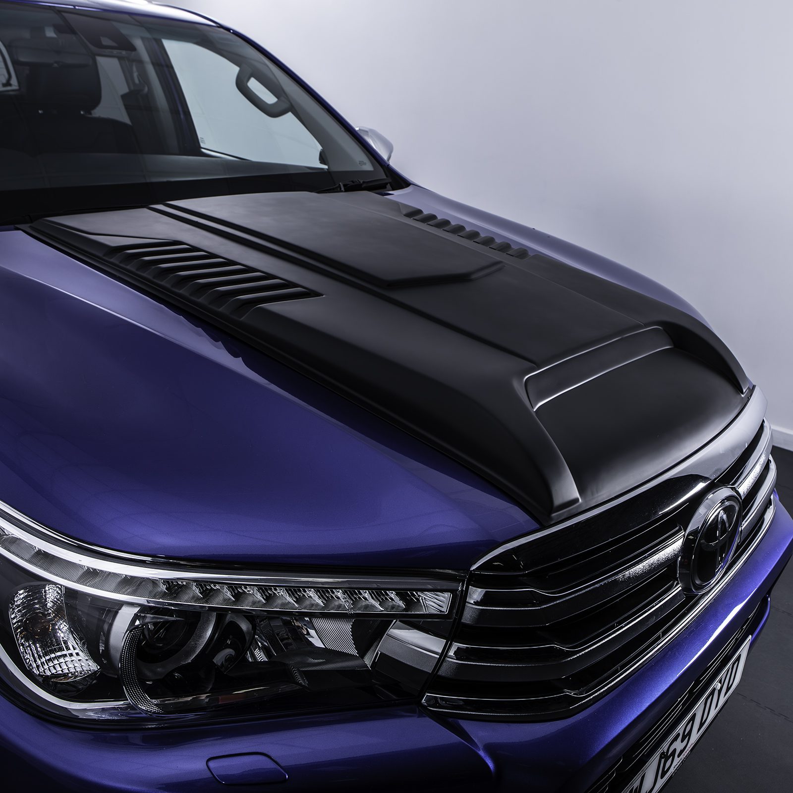 Toyota Hilux MK7 Revo 15-20 Black Bonnet Scoop
