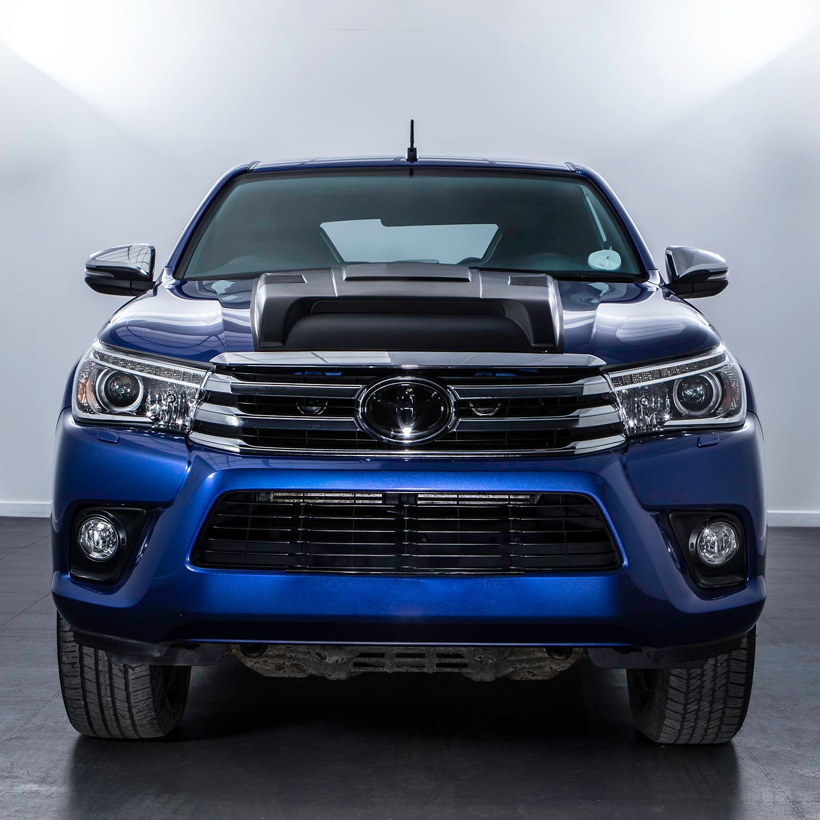 Toyota Hilux MK7 Revo 15-20 Black Bonnet Scoop