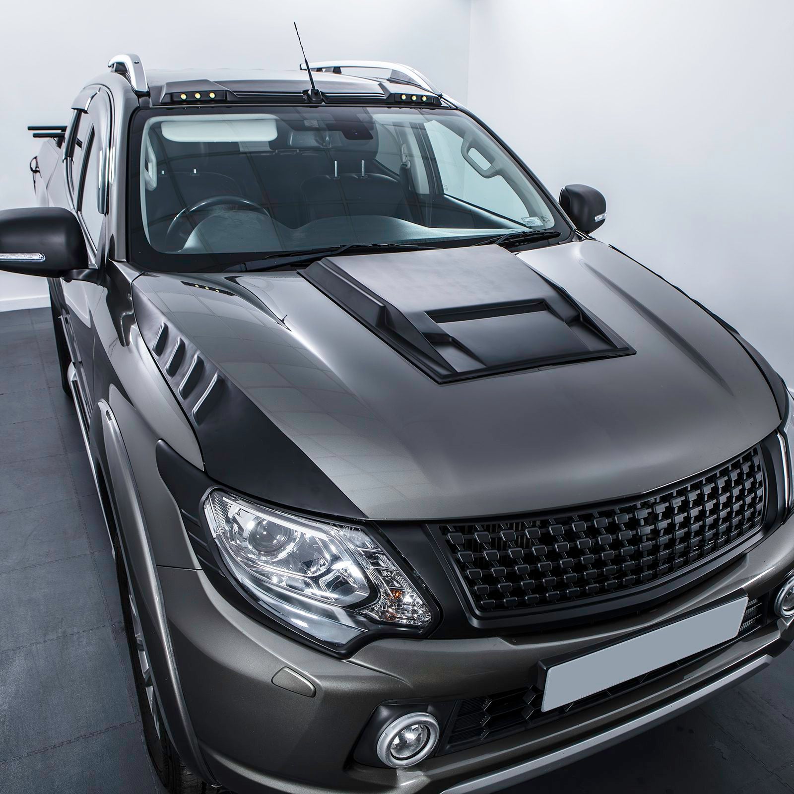 Mitsubishi L200 Triton 15-18 Black Bonnet Scoop